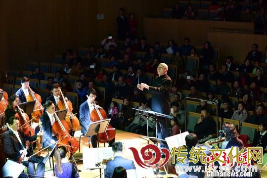 图为山东歌舞剧院演出大型交响乐，为首届山东文化惠民消费季画上完满句号。　叶长来 摄